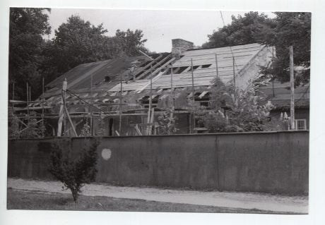 Początek lat 80. Remont oficyny dworskiej powierzono Pracowni Konserwacji Zabytków. Prace rozpoczęto od wymiany poszycia dachowego nad najstarszą, północno-wschodnią, częścią budynku