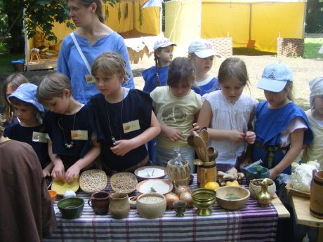 A Roman kitchen – re-enactment, workshop and tasting. Second historical-artistic workshop On the Amber Road, 2009.